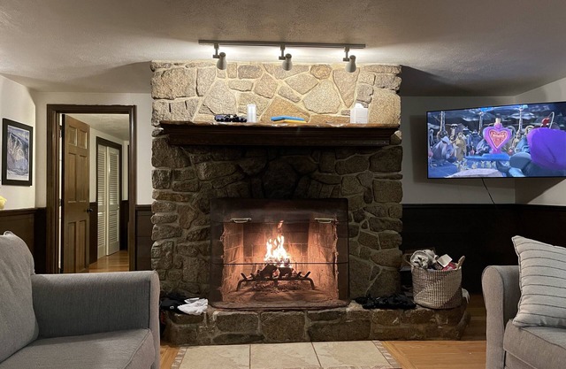 Family friendly cabin in North Conway - walk to Echo Lake & Cathedral Ledge!