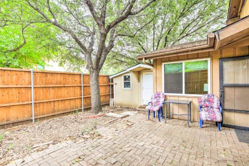 Family-Friendly Dallas Townhouse with Private Patio!