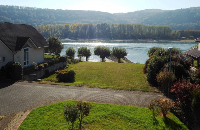Family friendly holiday home with view of the Rhine for 6 guests