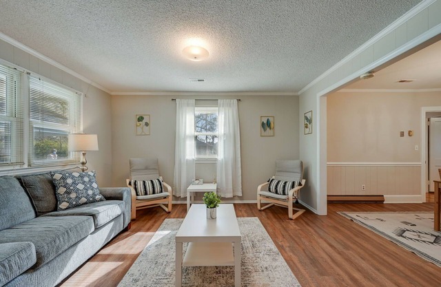 Family Friendly House with GAME ROOM in Heart of Winterville!