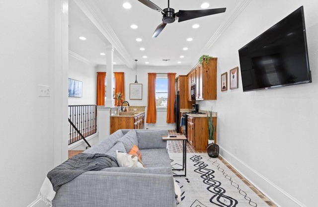 Family-Friendly Mid-City Home: Exclusive 2BR, 1BA, Private Balcony - Furry Friends Welcome!