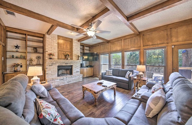 Family-Friendly San Antonio Home w/Hot Tub & Deck