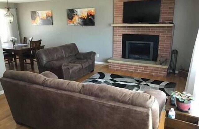 Family friendly spacious with jacuzzi & fireplace!
