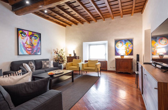 Family friendly spacious apartment very central: art history shopping dining out
