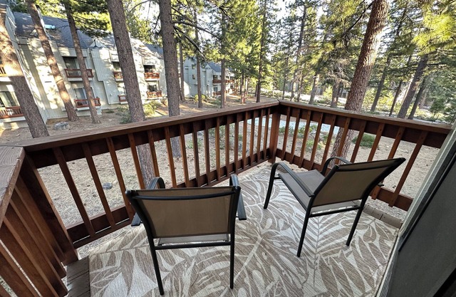 Family Friendly - Sleeps 6 - King Bed - Centrally located, 10 mins to Beach/Ski