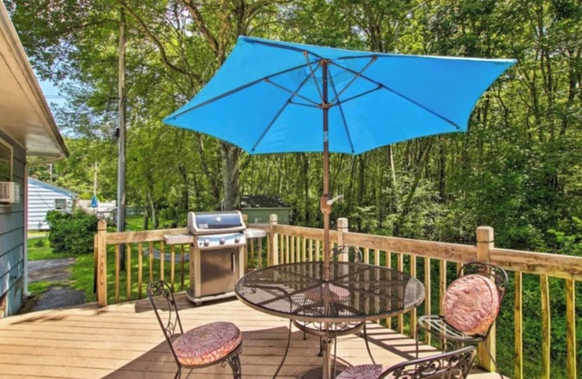 Family friendly yard, with deck and gas BBQ. The perfect place to relax and enjoy Narragansett!