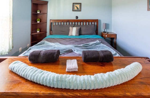 Family Game Room, XL Patio, 2 Kings & Secret Massage Nook– Group Getaway for 12