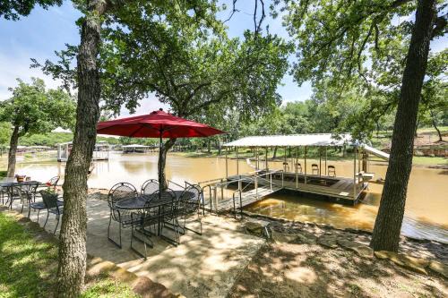 Family Home on Lake Bridgeport Pets Welcome!