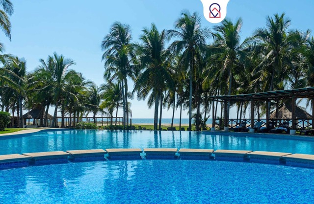 Family House with Pool 10 min airport