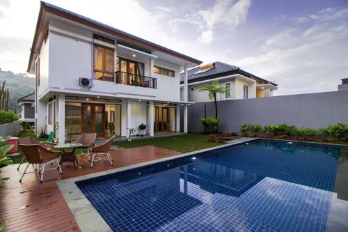 Family Only Villa Private Pool with City View - De Reiz Ara Syariah 4BR