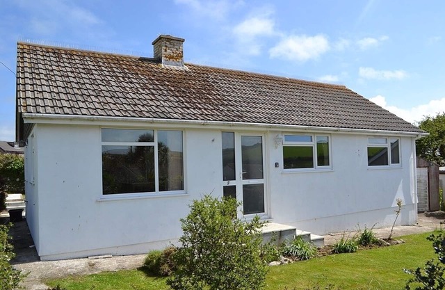 Family & pet friendly bungalow with parking & garden in Cornish fishing village