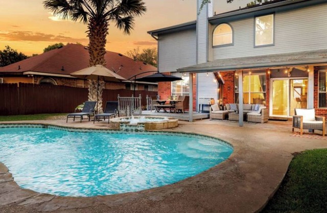 Family Retreat w/Heated Pool + Slide + Hot Tub!