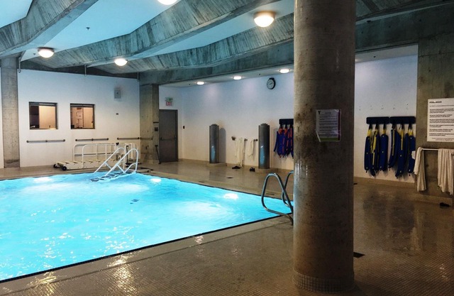 Family Size 1 Bedroom Condo with BALCONY walk to SICK KIDS HOSPITAL. Sleeps 4