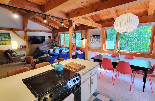 Family-sized condo, top unit - easy walk to the slopes.