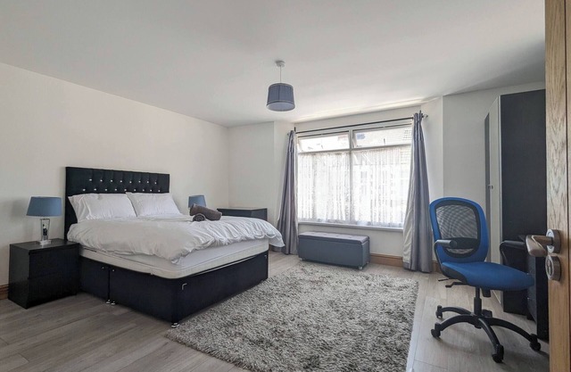 Family-sized comfort - Walk to Lake & City Centre