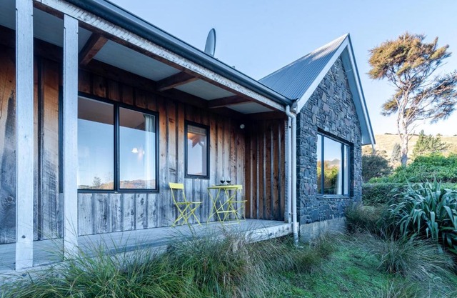 Fantail Cottage with Sea Views - Akaroa Home