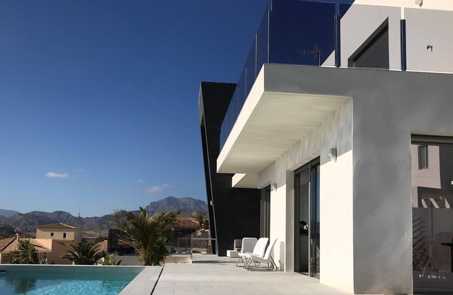 Fantastic new modern villa with infinity pool, wifi, air conditioning