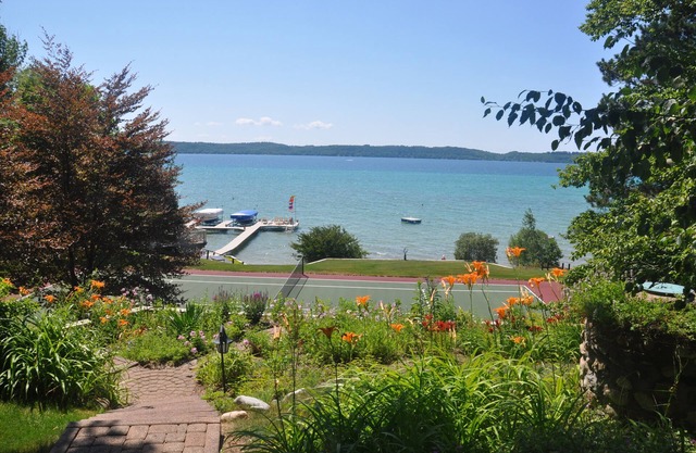 Fantastic Torch Lk Waterfront Cottage A ~Hot Tub- Tennis/pklbl Crt ~ Kayaks-SUP