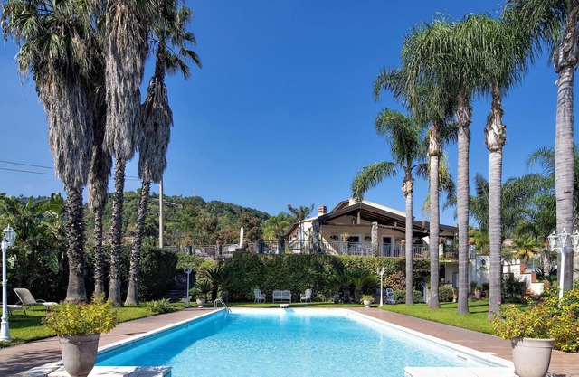 Fantastic vacation home with paradisiacal garden at the foot of the volcano Etna.