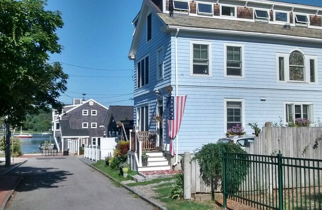 Fantastic Views in the Heart of Waterfront Historic District! Free wifi