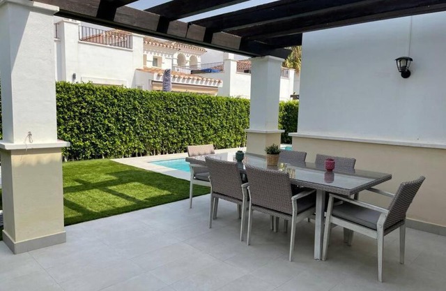 Fantastica villa con piscina en gran golf resort