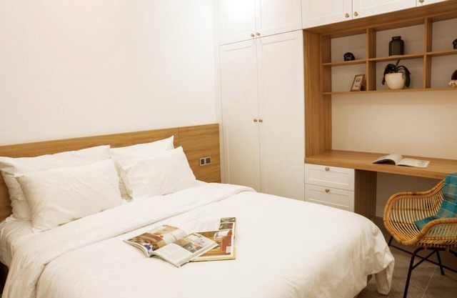 Faraway Home 2 - 5 minutes to Tan Son Nhat Airport, 2 Bedroom, Swim Pool & View