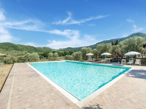 Farmhouse abode with Pool and Tuscan Charm