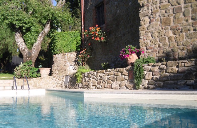Farmhouse apartment in Chianti with garden and pool for 2 people