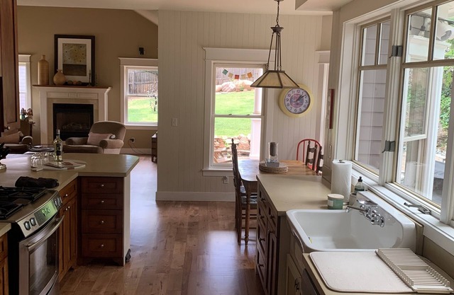 Farmhouse Charm at the Base of the Flatirons, Steps to Chautauqua & Trails