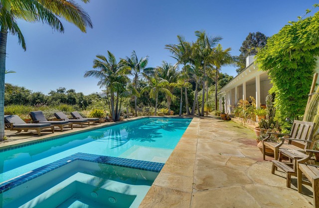 Farmhouse-chic Carpinteria Cottage w/Pool Access