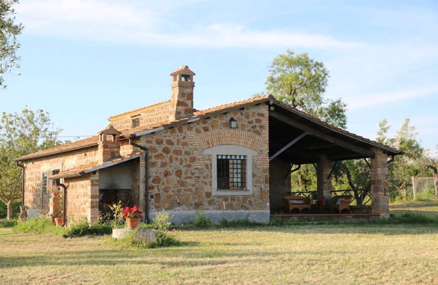 Farmhouse surrounded by olive trees a few steps from the center of Cerveteri
