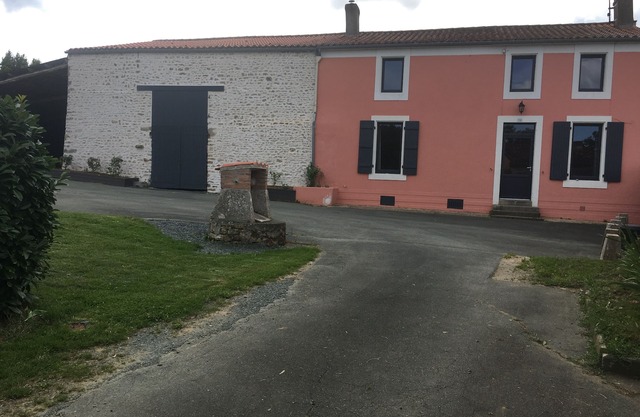 Farmhouse with private covered swimming pool, garden, games, Puy du Fou
