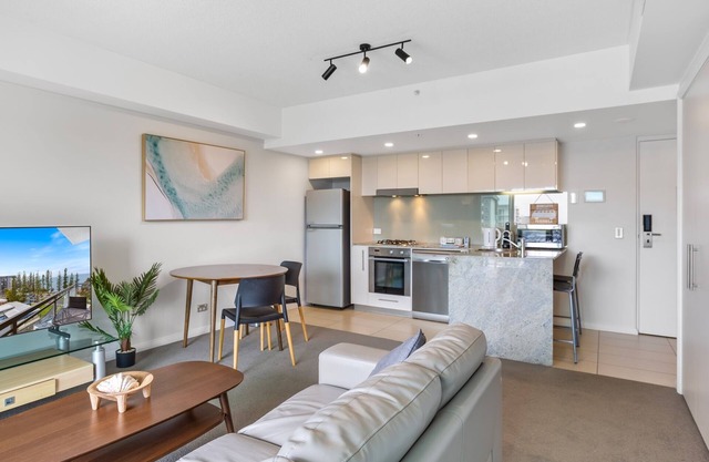 Feel The Sea Breeze: 1-Bed with Pool, Gym & views