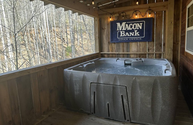 Feelin Frisky? - Hot Tub, Fireplace, Romantic, View, Near Downtown,WiFi, Pets