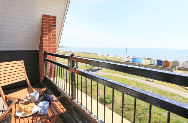 Felsto Beach - Three Bedroom House, Sleeps 6