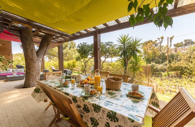 Félyvonne, family villa with sea and vineyard view