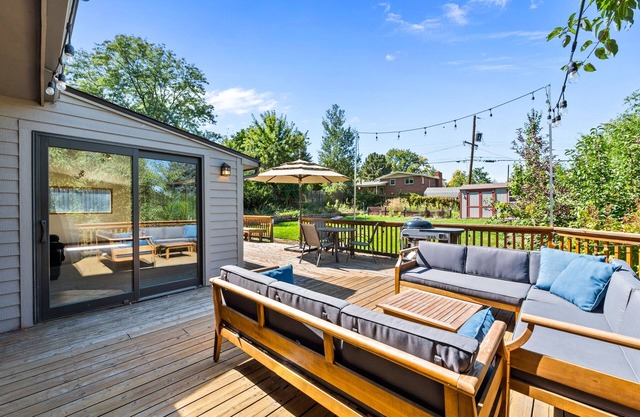 Fenced Yard with Cornhole- AC/Deck/Grill