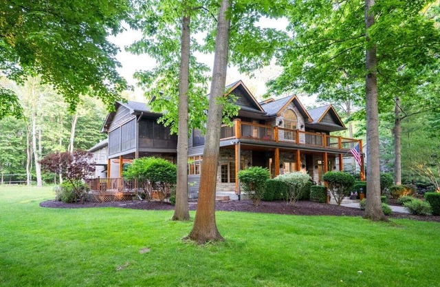 Fennville Stunner! Hot tub, Theatre, Assoc Lake MI Beach