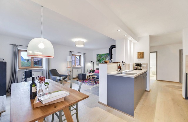 'Ferienwohnung Mittertenn Alte Gendarmerie Übersee' with Mountain View, Shared Garden and Wi-Fi
