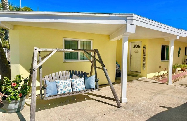 Fiesta Flamingo Cottage Blocks to Beach & River ~ Kayaks and Bikes Provided!