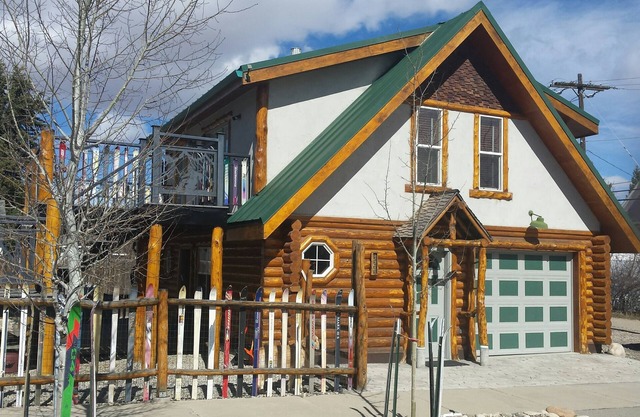 Fin+Pin Lodge, historic downtown, wifi, cable tv, deck, patio, fireplace, view