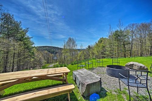 Fire Pit and Gas Grill Secluded Studio in Milford!