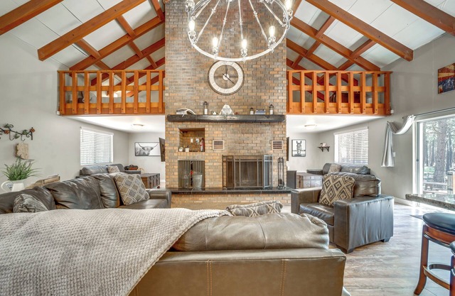 Fire Pit & Grill: Spacious 'Forest Lakes Chalet'