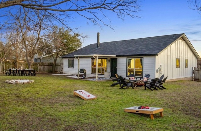Fire Pit Yard Games + Grill | Stylish 3BR Near Q2