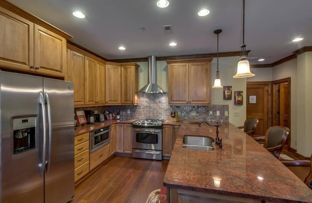 Firefly Retreat #202: Gated Community in Lake Lure | Views Of Lake; pool, boats & more!