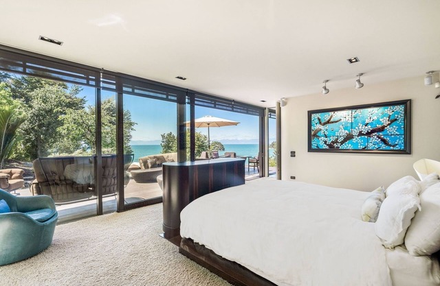 Fireplace Suite - Ocean Views & Beach