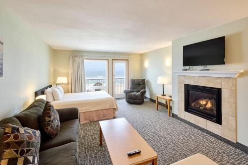 Fireplace Suite With King Bed and Full Kitchen - Pool and Hot Tub Access