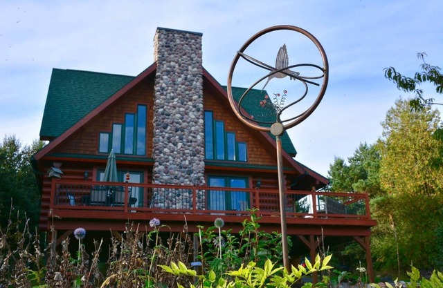 Fishtown Lodge - Cozy Leland Log Cabin Home - Quiet location but close to town