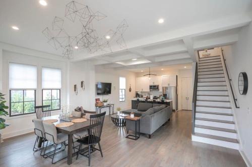 Five Block Walk From Historical Downtown Franklin