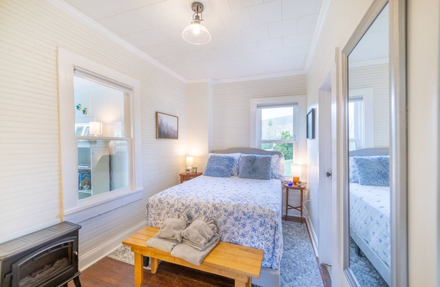 Five Minute Walk from Downtown Sparta!